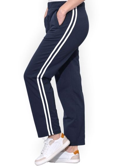Pantaloni bleumarin, din bumbac flausat, cu doua dungi albe, si cu buzunare
