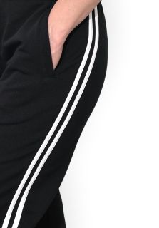 Pantaloni negri, din bumbac flausat, cu doua dungi albe, si cu buzunare